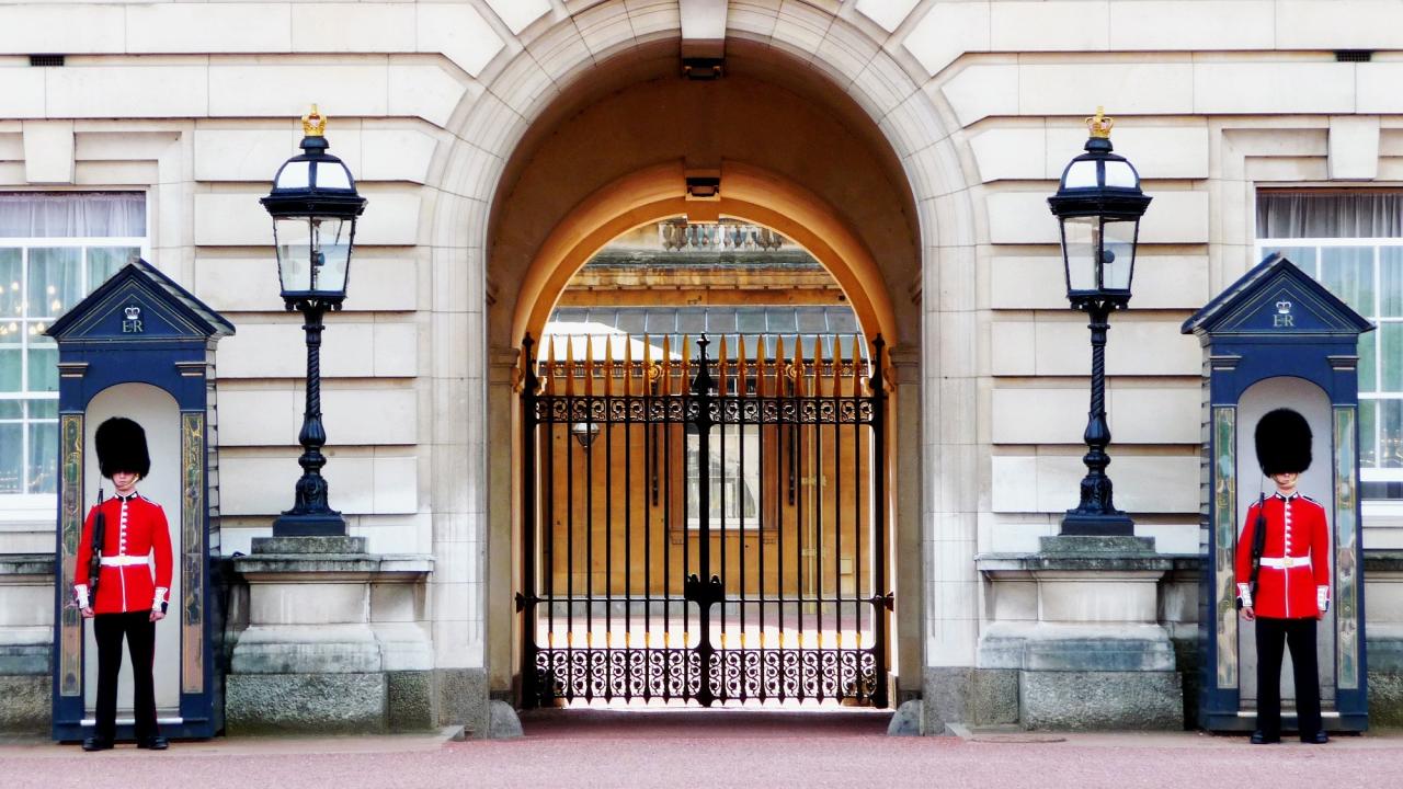 Photo of two guards in London